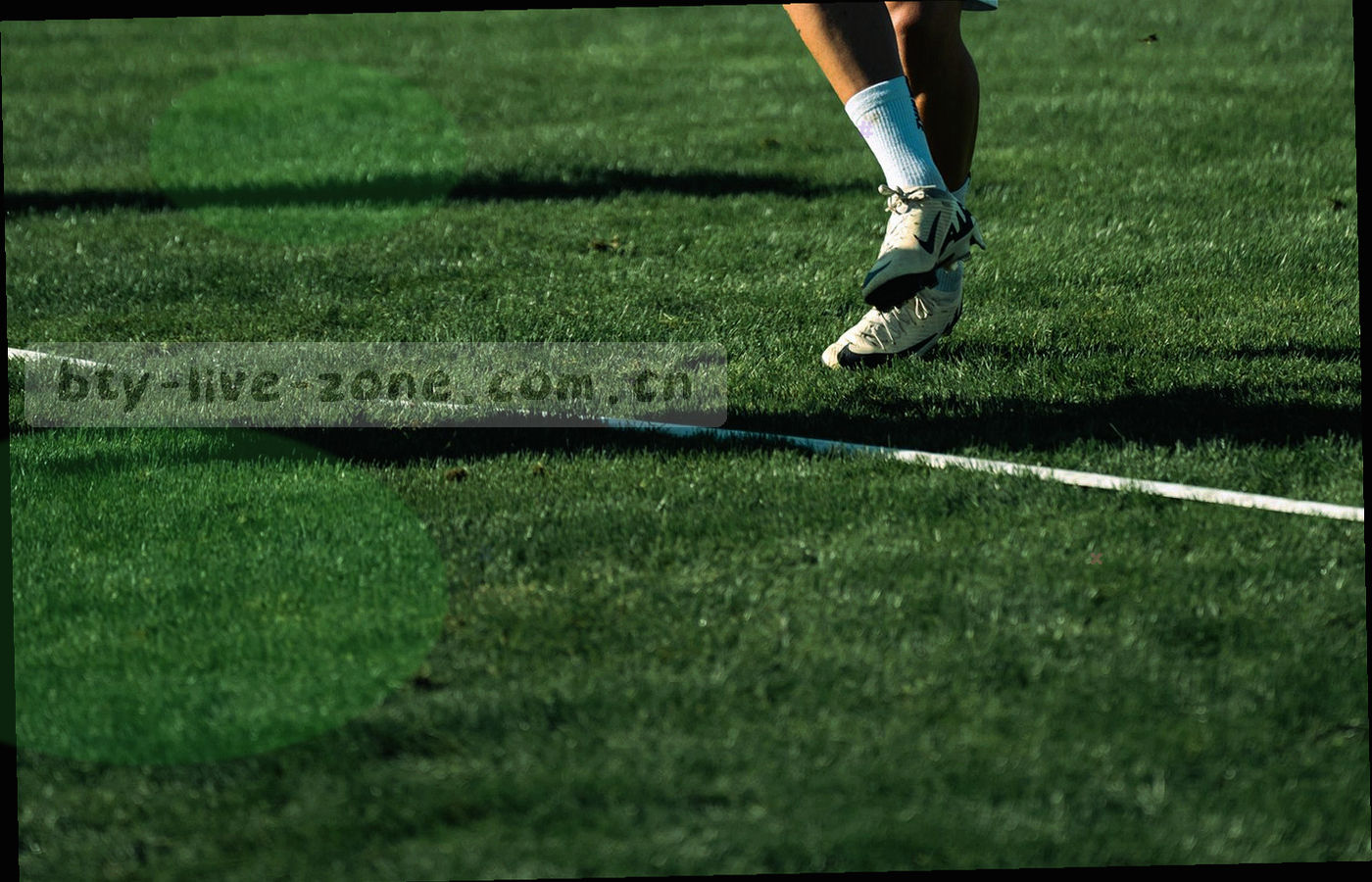 密集堆叠的比赛资料卡片整齐排列成书架结构，卡片表面印着细密的数字纹理
